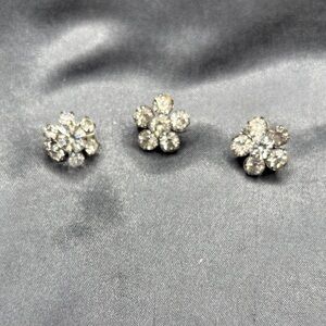 Elegant Silver Crystal Flower brooch